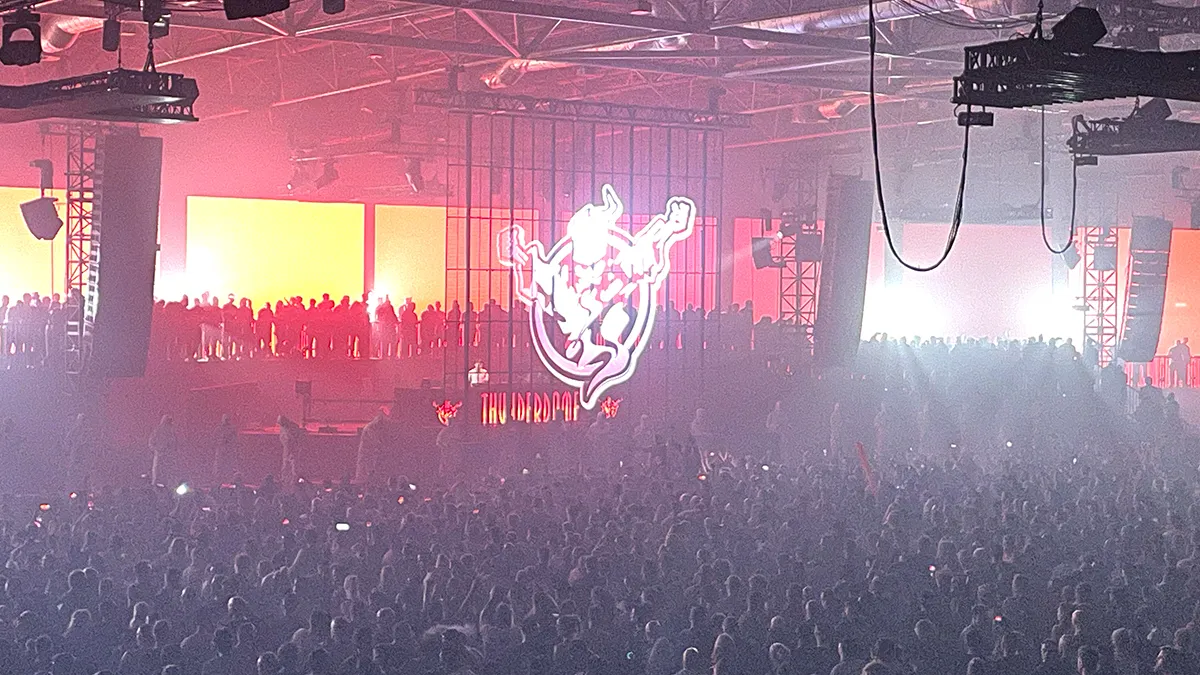 Echte liefde op Thunderdome is: Echt samen plassen...