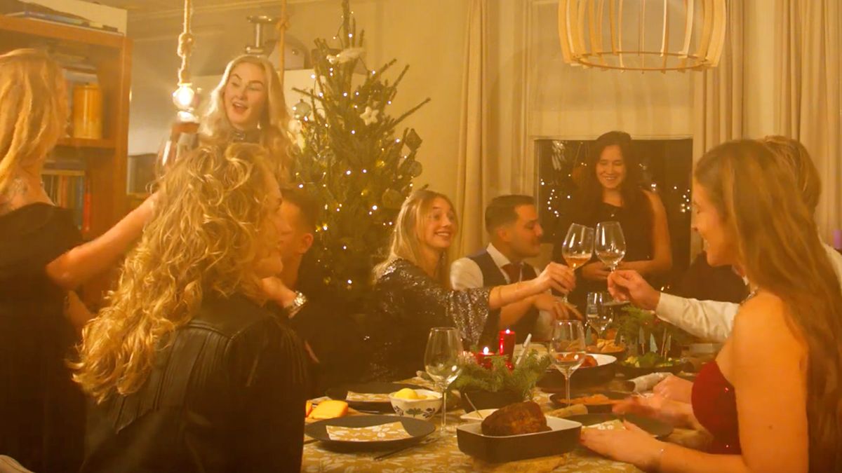 Een 'fijne feestdagen' video met een confronterende boodschap | VK Magazine
