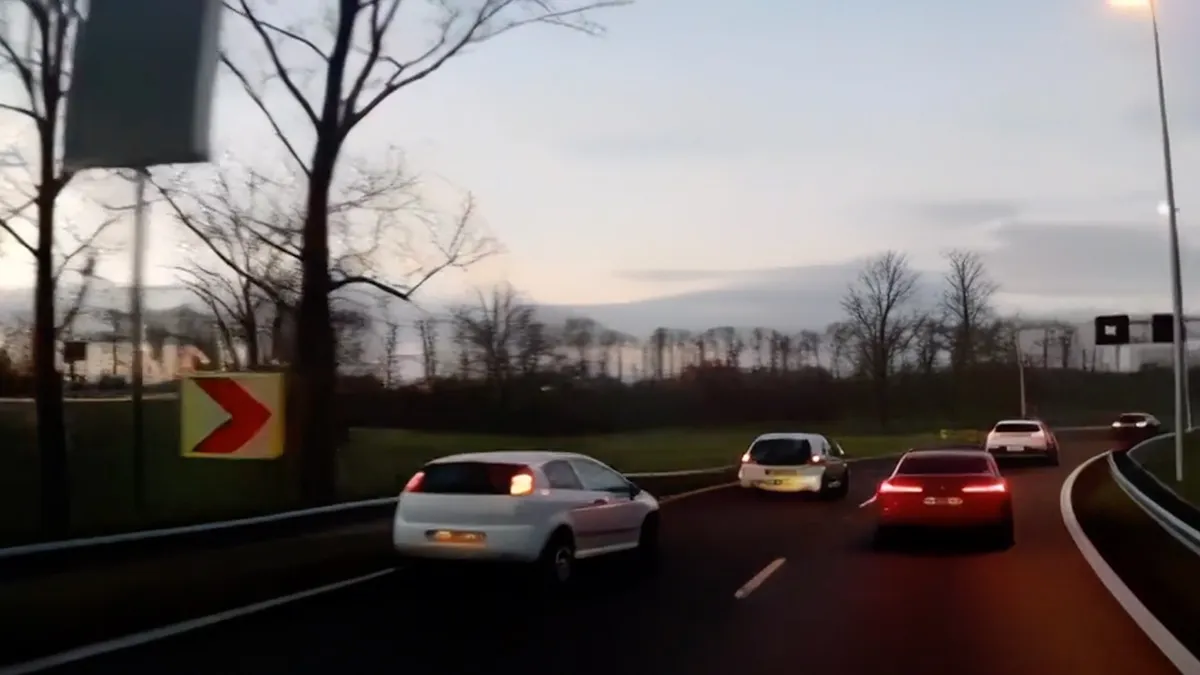 Invoegen gaat niet helemaal goed en chauffeur parkeert in de berm