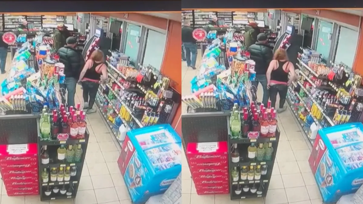 Man en vrouw werken samen, zodat vrouw boodschap kan doen in rij voor kassa