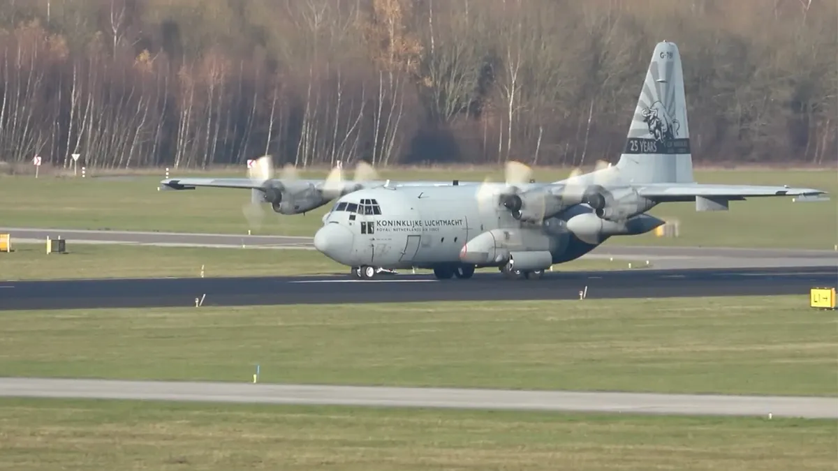 Motor Hercules-vliegtuig van Defensie valt uit en maakt voorzorgslanding op Vliegbasis Eindhoven