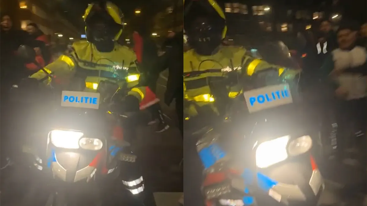 Motoragent in Amsterdam is ook eventjes niet blij dat Marokko heeft gewonnen