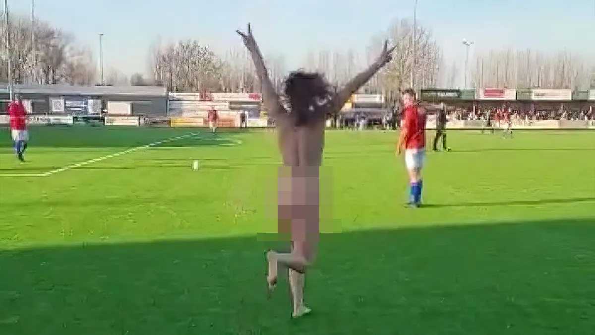 Streaker op het veld tijdens wedstrijd van Verburch Allstars