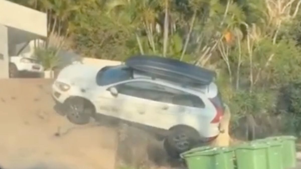 Aussie heeft zichzelf en zijn auto een beetje in de nesten gewerkt