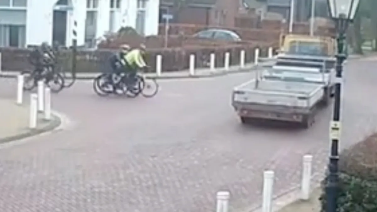 Nou ja, aanhanger maakt geen plaats voor wielrenner
