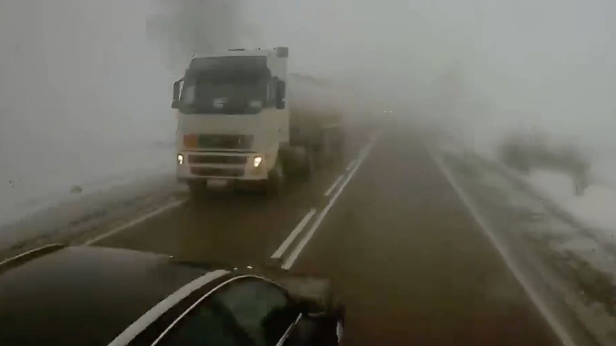 Poolse stuntchauffeur maakt het wel heel spannend tijdens inhalen in de mist