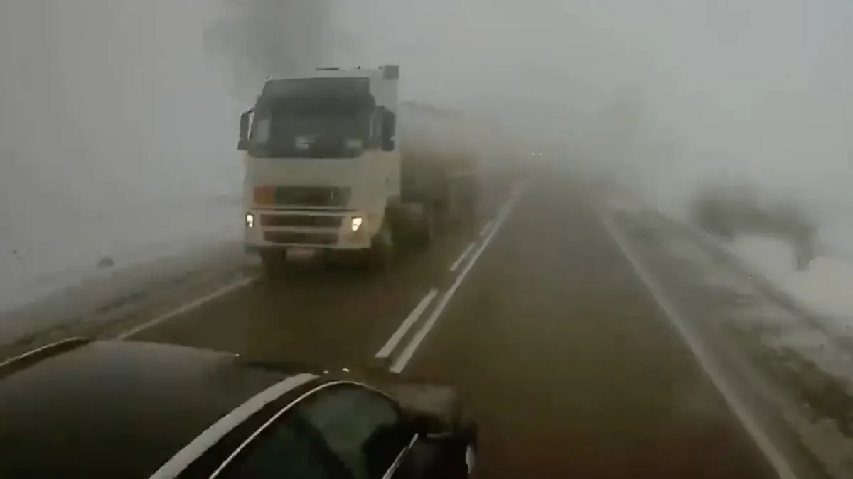 Poolse stuntchauffeur maakt het wel heel spannend tijdens inhalen in de mist