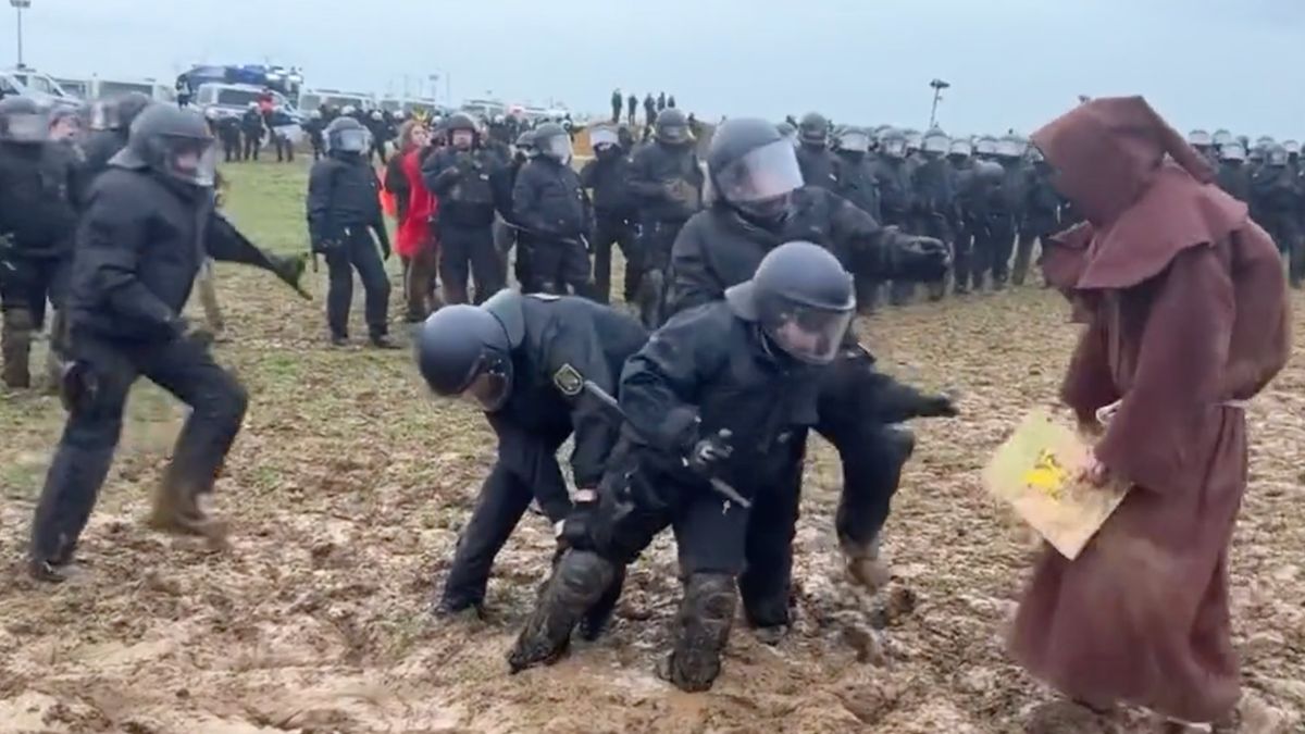 Agenten zitten vast in de modder in Duitse bruinkooldorp Lützerath