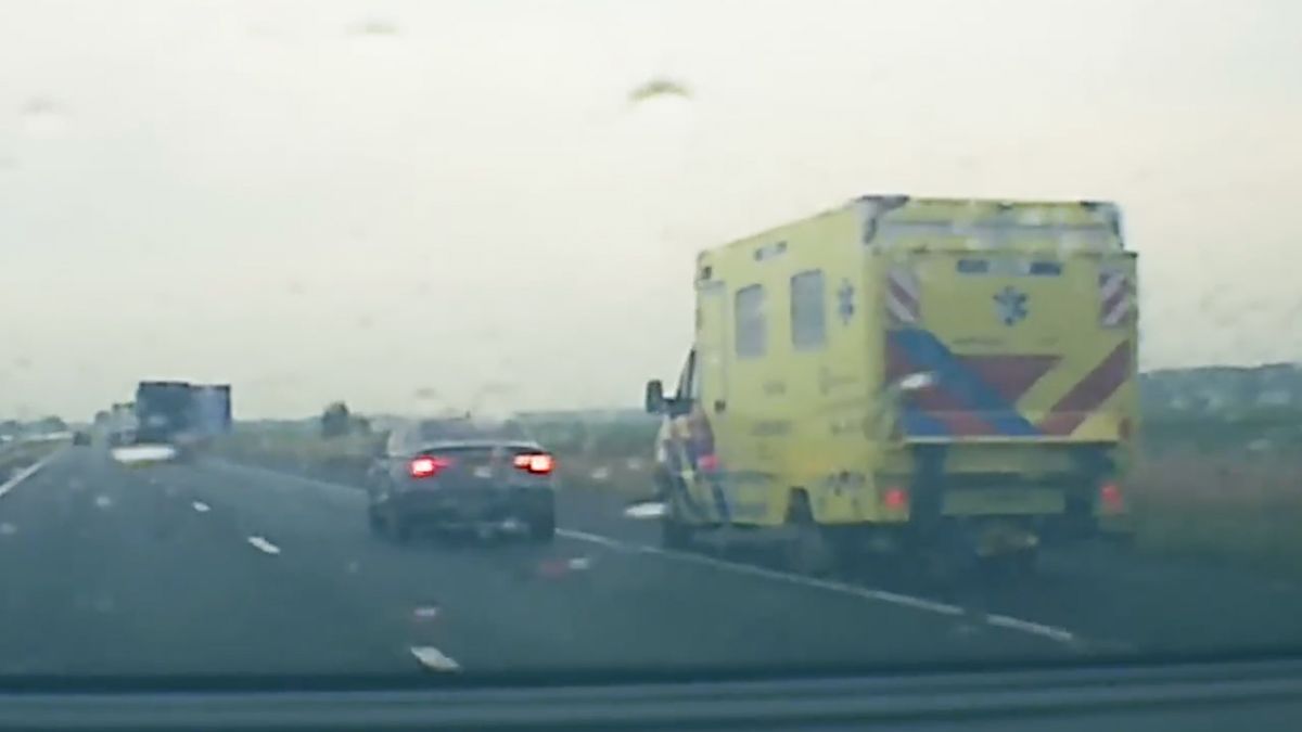 Automobilist in een Audi wil ambulance van de weg drukken