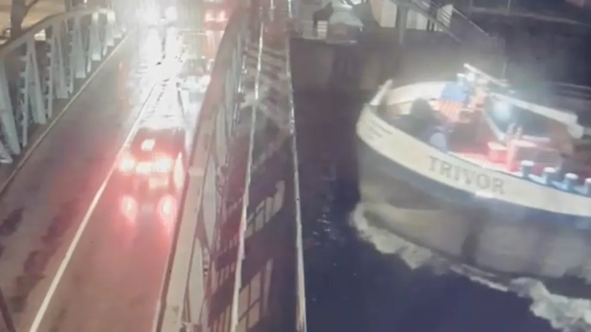 Beelden schip vaart tegen Budabrug in Belgische Neder-over-Heembeek