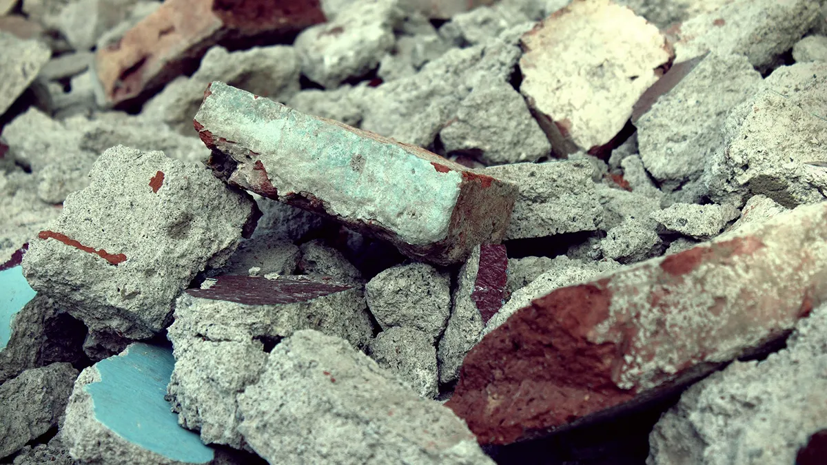 Boze ondernemer stort berg puin in voortuin van woning van wanbetaler in Grootebroek