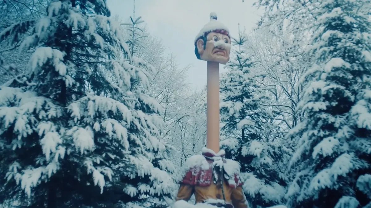 Drone maakt sprookjesachtige beelden van Efteling in de sneeuw