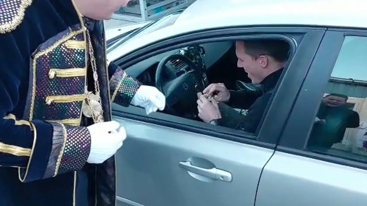 Geslaagde carnavalsgrap van De Turftrappers: Rijen auto's om gratis brandhout af te halen