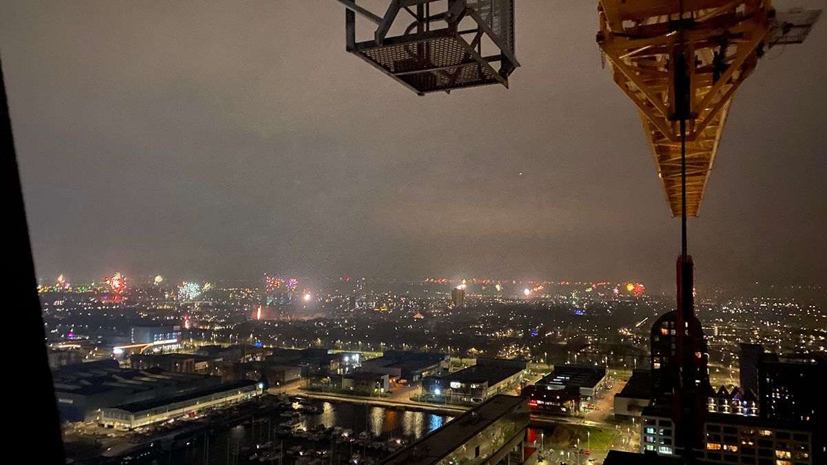 Illegale klimmer in kraan legt vast dat vuurwerkverbod Amsterdam niet heeft geholpen