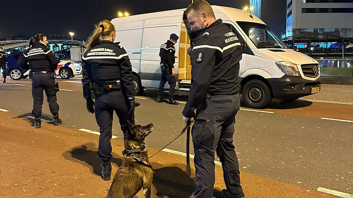 Koerier zet bestelbus vol pakketjes voor vertrekhal Schiphol en vliegt weg