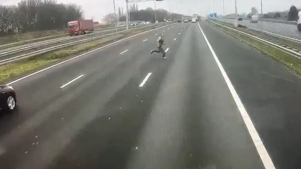 Man speelt met zijn leven door op de A16 over te steken