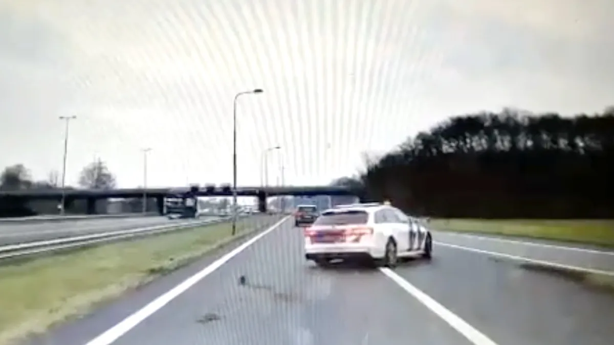 U bent politieagent en voegt zo in, mag dat?
