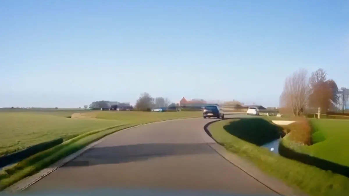 Van hard op de dijk rijden naar zo in het water glijden