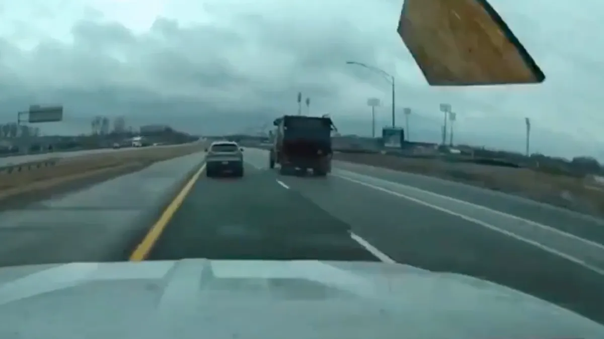 En zo ontving een automobilist een gratis plank hout