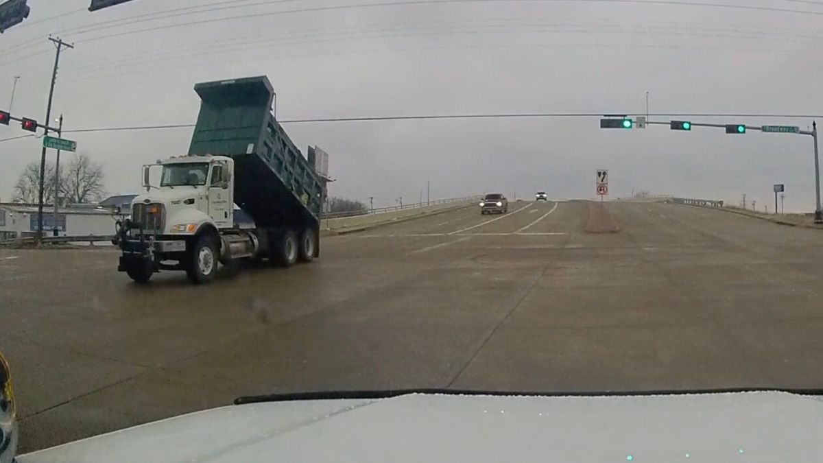 Kiepwagen sloopt setje verkeerslichten in Texas