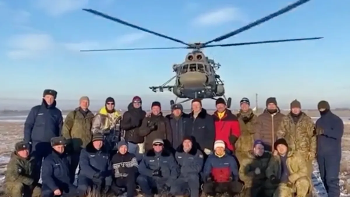 Groepsfoto net even spannender dankzij helikopter die laag over komt vliegen