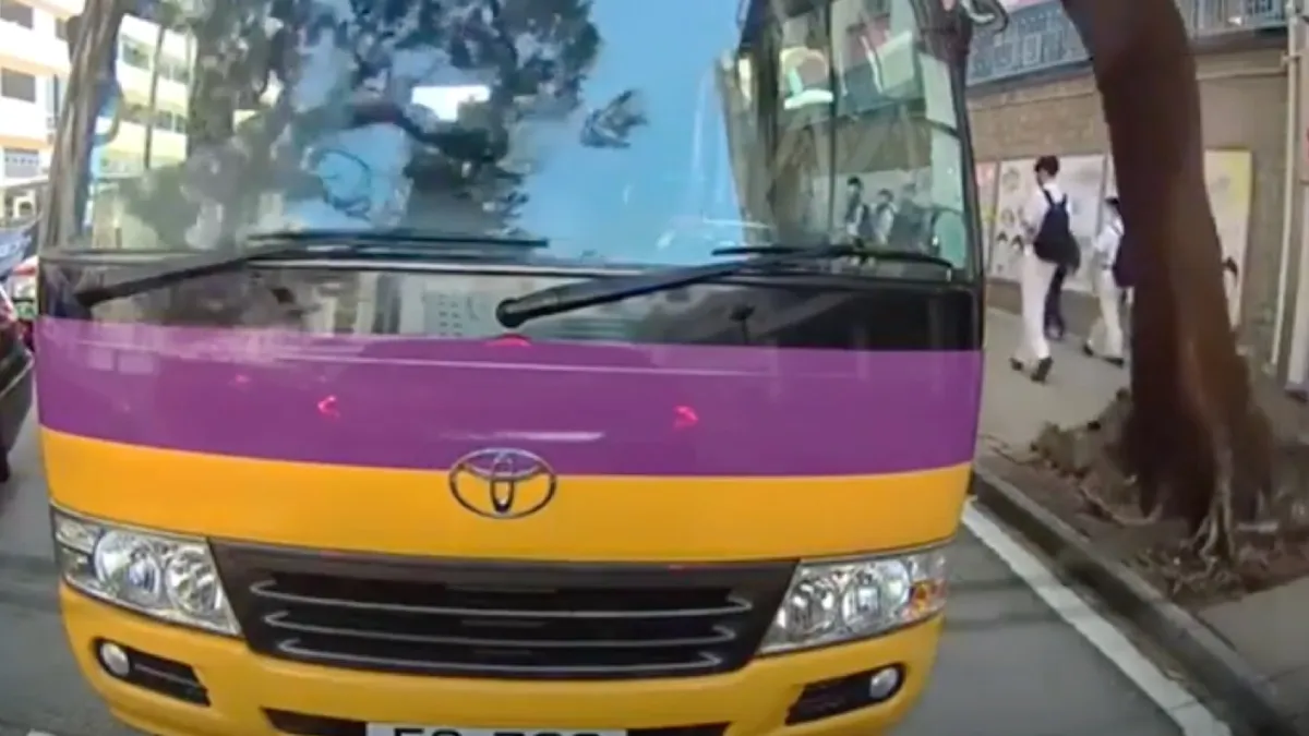 Buschauffeur in Hong Kong bijna geplet door boom