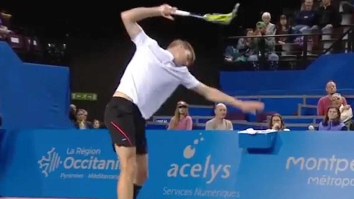 Alexander Bublik slaat rackets aan gort na verloren potje tennis