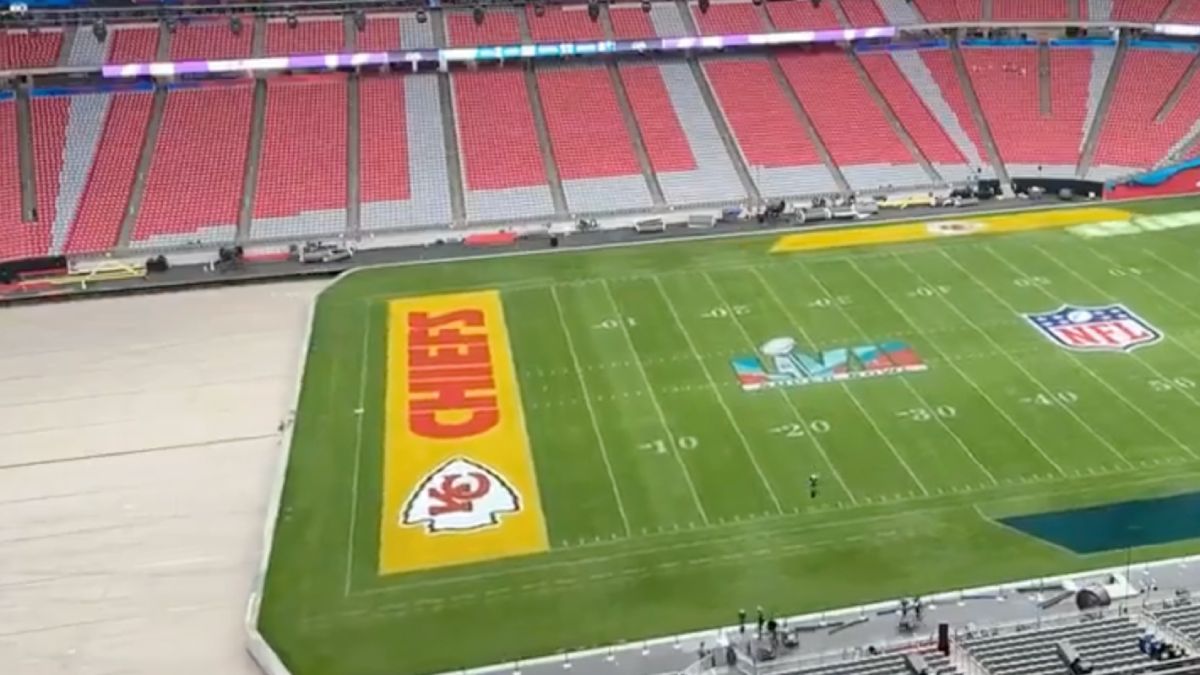 De uitschuifbare grasmat van het Super Bowl 57 stadion heeft wel wat