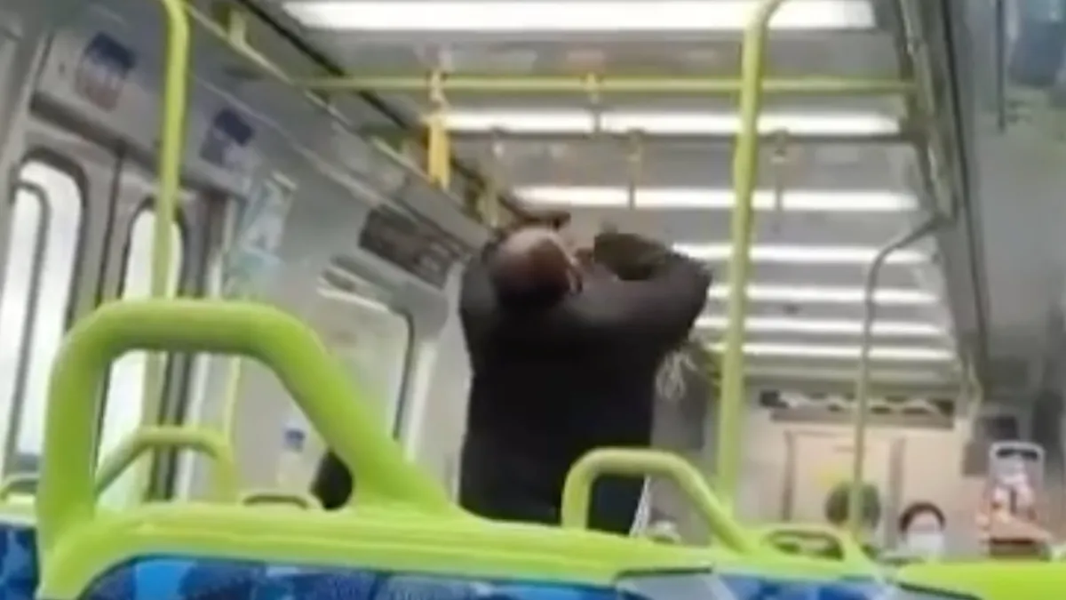 Aussie in de tram al helemaal aan het warmlopen voor UFC 284 in Perth