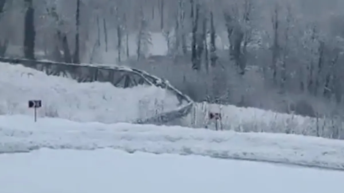 Als de lokale brug voorbij komt drijven in een lawine