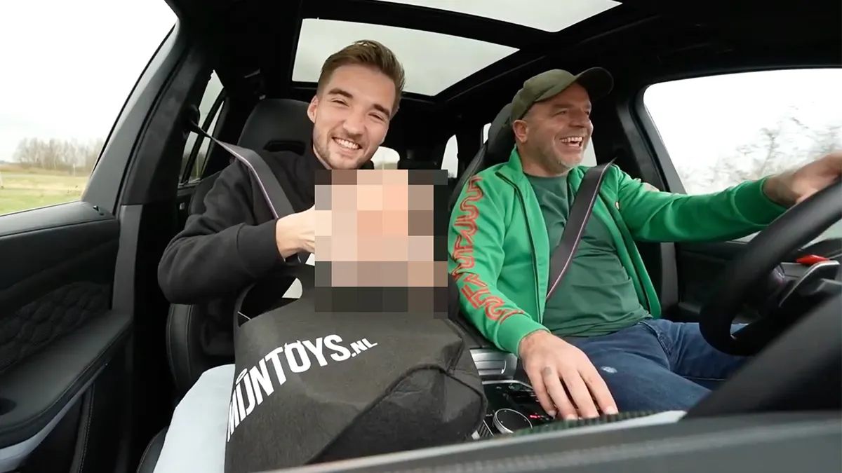 Andy van der Meijde geeft Gio een spannend cadeautje voor de eenzame momenten