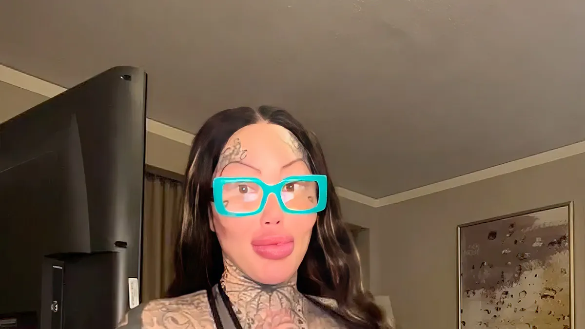 Borstimplantaat van Mary Magdalene is ontploft, noemt zichzelf 'Uni-Boob' model