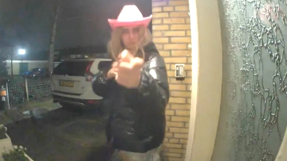 Dames hebben leuk cadeautje voor carnaval gekregen van de poes