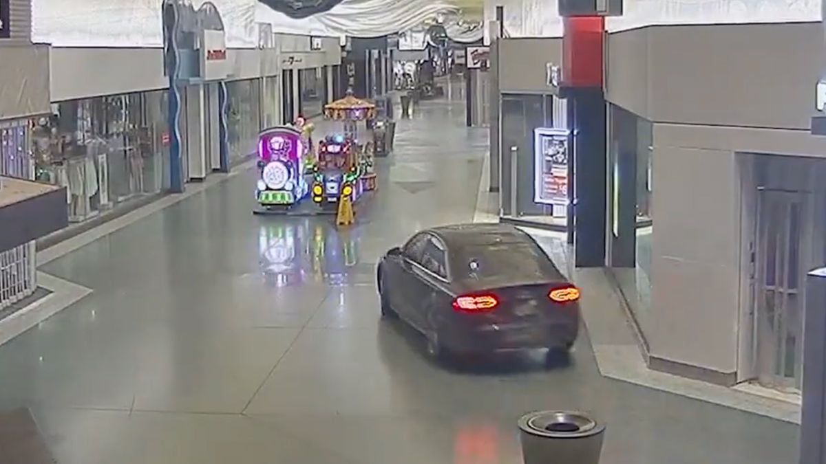 Dieven rijden met auto door winkelcentrum om een 'smash and grab' overval te doen