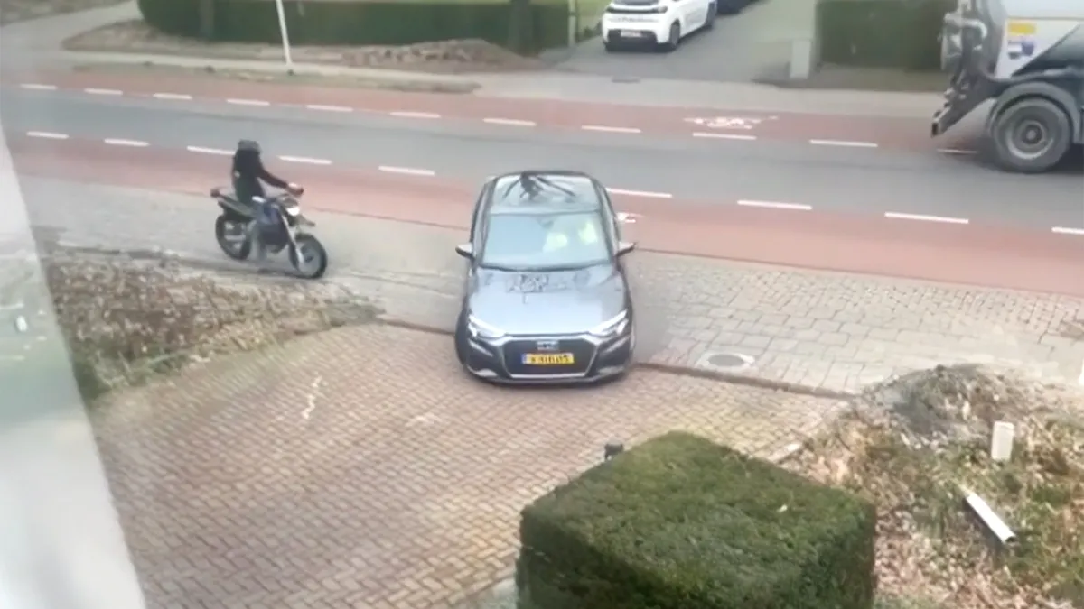 Eindelijk word je nieuwe auto geleverd, maar wait for it