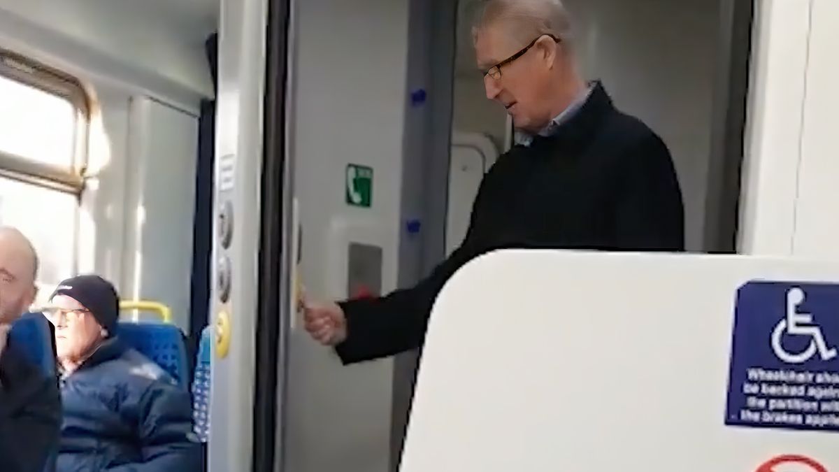Man met hoge nood wordt te grazen genomen als hij naar toilet wil in trein