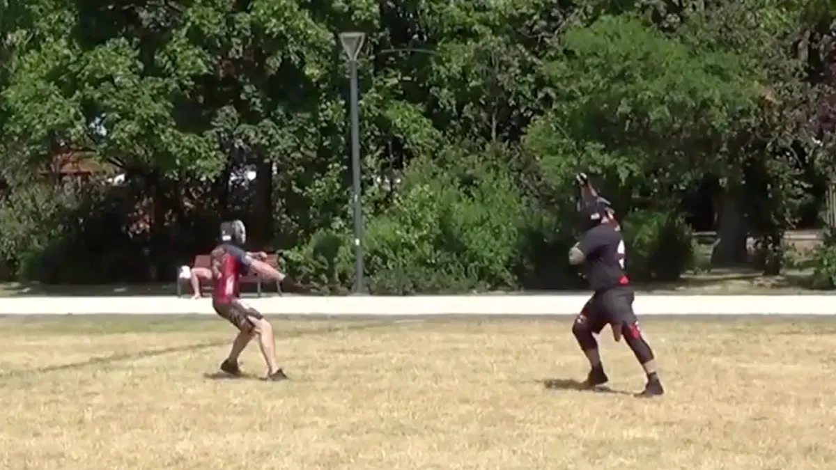 Nee joh, je kunt best partijtje sparren met een zweep in een park