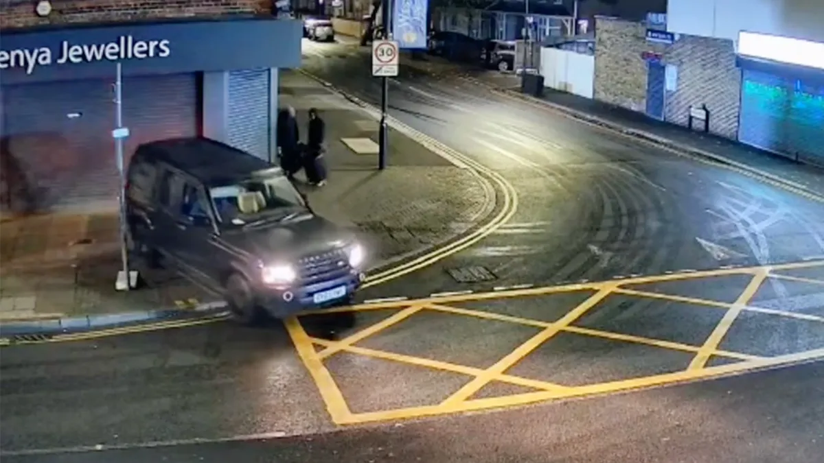 Overvallers gebruiken Range Rover om raam eruit te rijden van juwelier in Londen
