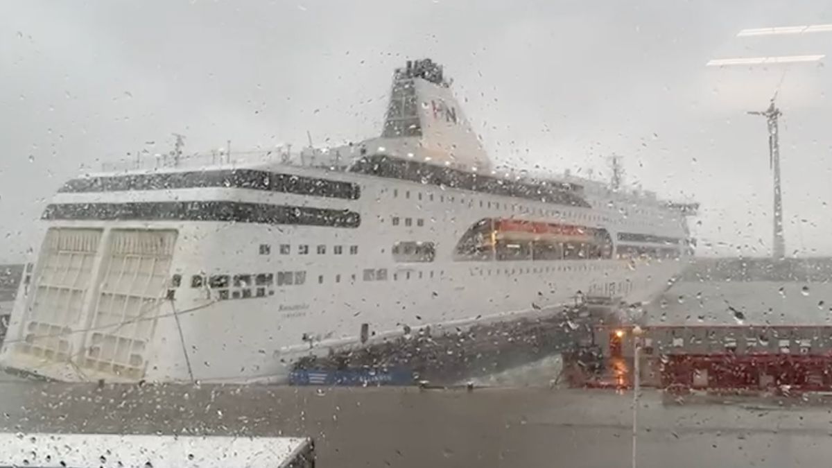 Veerboot MS Romantika losgeslagen van de kade in de Eemshaven