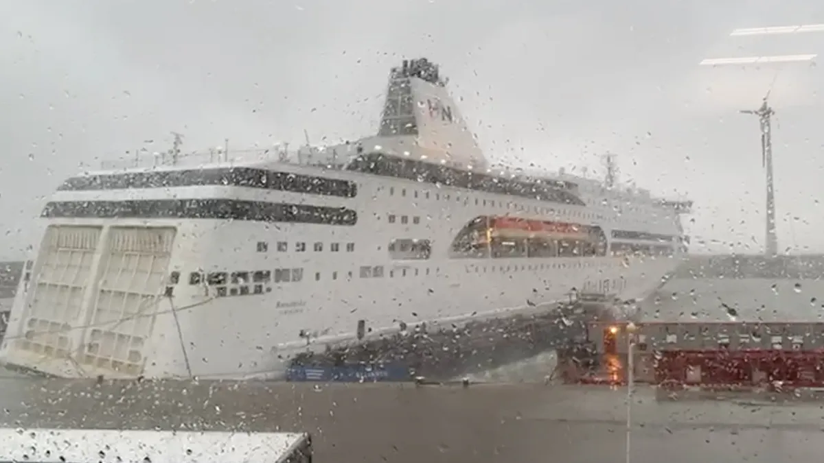 Veerboot MS Romantika losgeslagen van de kade in de Eemshaven