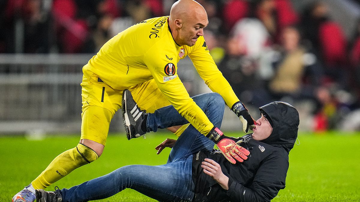 Veldbestormer valt doelman Dmitrovic aan tijdens PSV - Sevilla