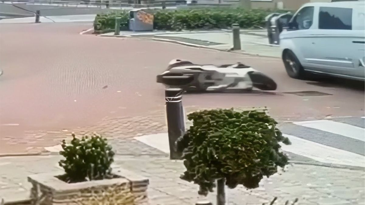 Voor handhaving vluchtende scooterrijder in Volendam heeft engeltje op zijn schouders