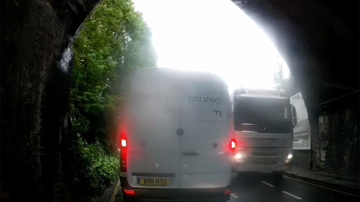 Vrachtwagen verliest toch van tunnel in het Engelse Epsom