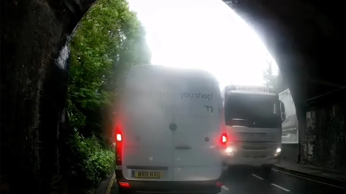 Vrachtwagen verliest toch van tunnel in het Engelse Epsom