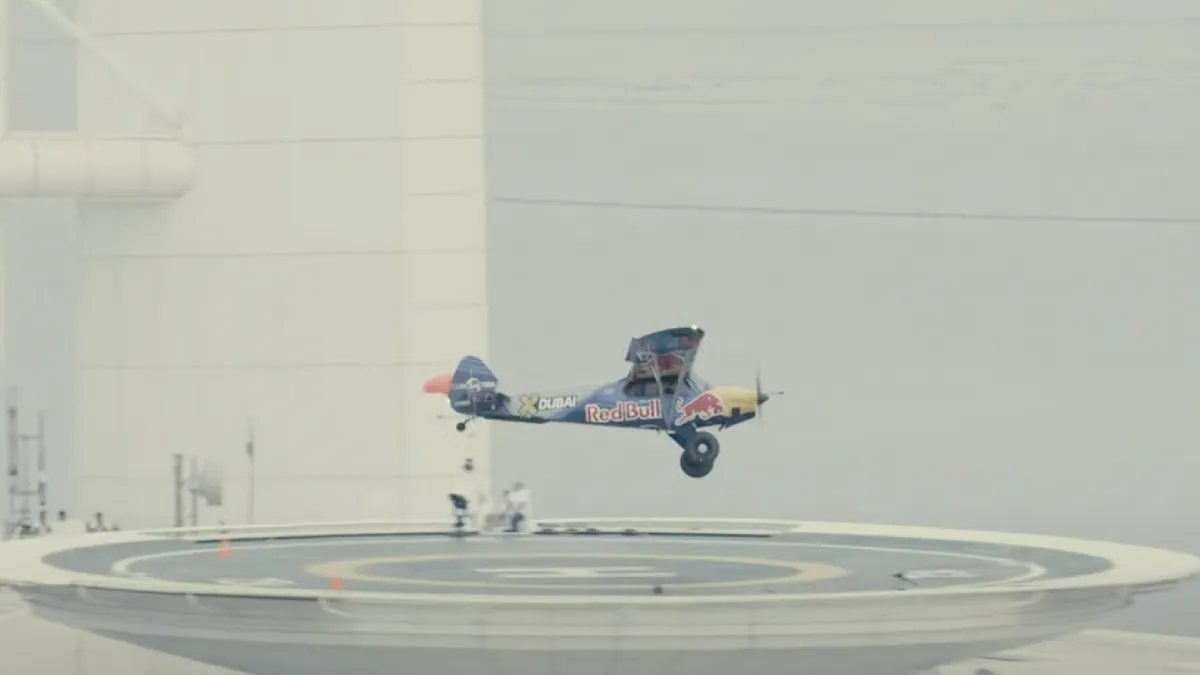 Met een vliegtuigje landen op een helipad op een 7 sterren hotel  in Dubai