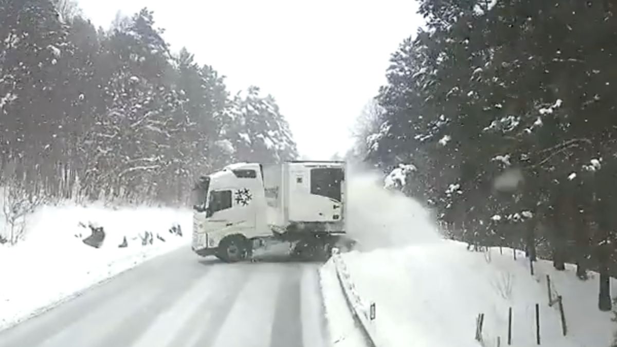 Sneeuwschuiver chauffeur ziet collega chauffeur op zich af komen glijden