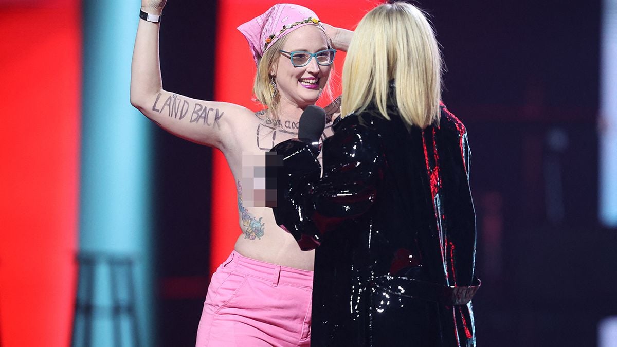 Avril Lavigne vindt 'topless streaker' op podium Juno Awards toch niet zo leuk