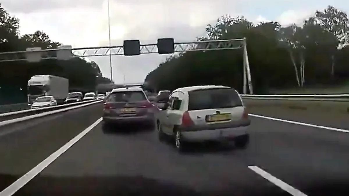Chauffeur in Renault Clio kan beter heel snel zijn rijbewijs inleveren