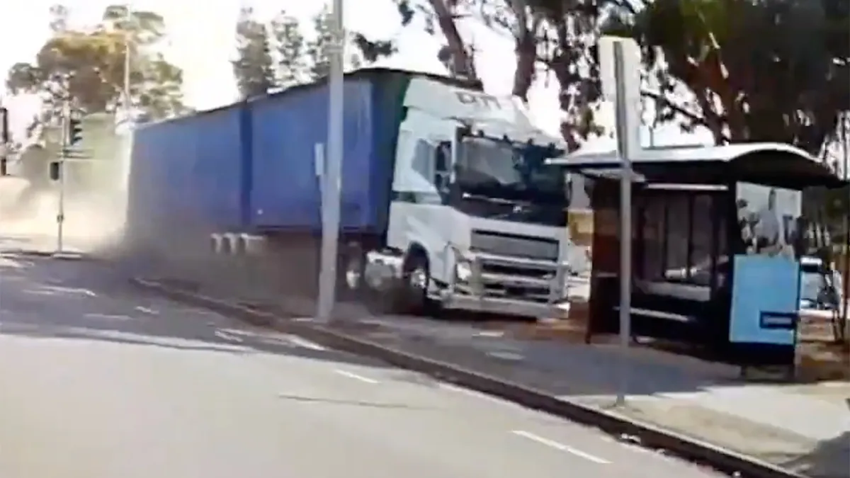 Chauffeur wordt onwel, verliest controle en laat enorm spoor van vernieling achter