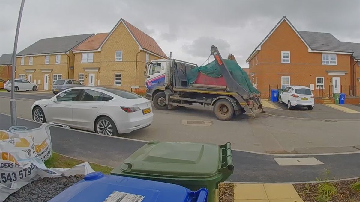 Chauffeur ziet geparkeerde Tesla over het hoofd